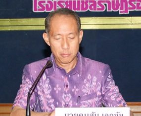 Chonburi Gov. Khomsan Ekachai launches the “One School, One Police Officer” program at Cholrasadorn Aumrung School in Chonburi.