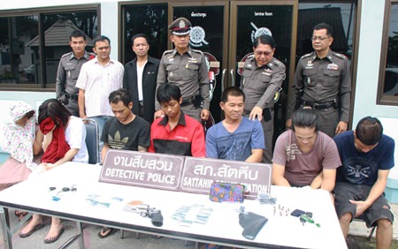 Sattahip police arrested seven people, including suspected drug kingpin Bunruan “Nok Bonkai” Nanthisree (3rd right) and seized 2,400 methamphetamine tablets in Sattahip.