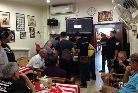 Pattaya Police and Department of Special Investigations officers raid The Members Lounge on Soi Buakaow, arresting 22 for illegal off track betting.
