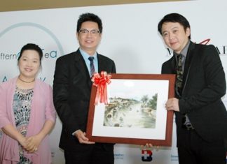 (L to R) Dr. Pacharin Sukhonthabhirom Na Pattalung, BHP Director Pichit Kangwolkij and Wichai Thammatucharee, managing director for Manopap Co., introduce the new art therapy program at the hospital.
