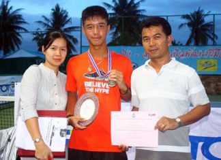 Kenthkan Ngamson (center) poses for a photo with his parents after winning the mens singles U 18 qualifier in Pattaya.