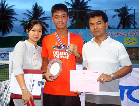 Kenthkan Ngamson (center) poses for a photo with his parents after winning the mens singles U 18 qualifier in Pattaya.