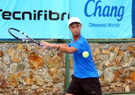 Kenthkan Ngamson hits a return to Leo Withuthien in the men’s U 18 final.