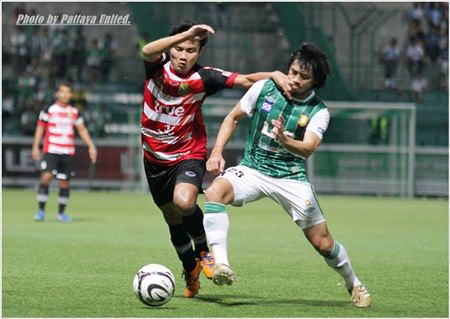 Pattaya United’s Kriangkhai Pimrat (left) battles for the ball with Bangkok Glass midfielder Peerapong Pichitchotirat during their Thai Premier League fixture at the Leo Stadium in Bangkok, Saturday, Sept. 14.  (Photo courtesy Pattaya United FC)