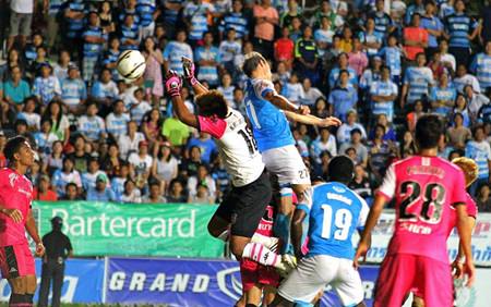 Pattaya United’s Marian Juhas (center) climbs high above the Chainat defence to head home a corner kick and give his team a 1-0 lead in their Thai Premier League fixture at the Nongprue Stadium in Pattaya, Sunday, Sept. 22. (Photo courtesy Pattaya United FC)