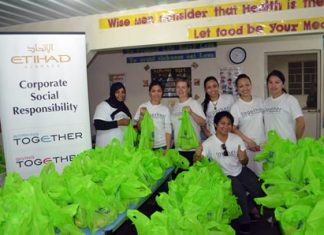 Etihad staff and volunteers donated more than 200 bags of groceries to the families of Philippine Community Fund students in the Smokey Mountain area in Tondo Manila.