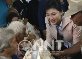 PM Yingluck visits flood-hit provinces