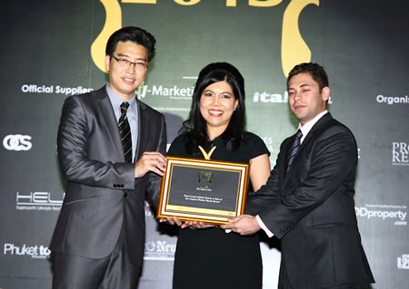 Suphin Mechuchep, Managing Director of Jones Lang LaSalle (center) accepts the award for Best Agency Deal for JLL’s sale of Laguna Phuket Beach Resort.  Jones Lang LaSalle picked up 5 winning awards during the evening.