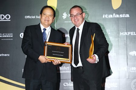 Mark Bowling (right) receives the Best Residential Agent (Eastern Seaboard) on behalf of Colliers International Thailand.