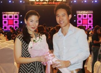 Vitanart Vathanakul, executive director of Royal Cliff Hotels Group warmly welcomes renowned guest speaker and managing director of Genius Creator, Vanessa Race, with a bouquet of flowers at Pattaya Exhibition And Convention Hall.