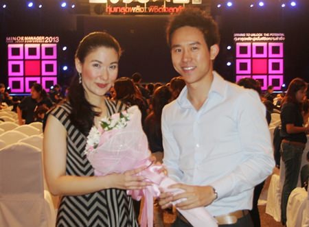 Vitanart Vathanakul, executive director of Royal Cliff Hotels Group warmly welcomes renowned guest speaker and managing director of Genius Creator, Vanessa Race, with a bouquet of flowers at Pattaya Exhibition And Convention Hall.