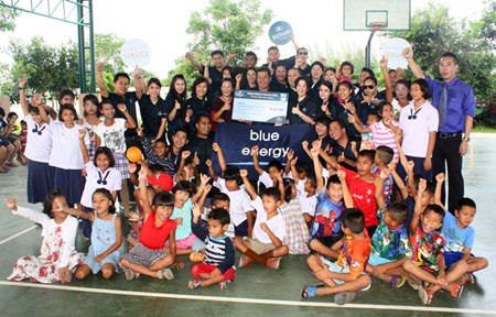 Children from CPDC pose for a commemorative picture with employees from Hilton Hotel, Pattaya, after being treated to lunch and receiving scholarships.