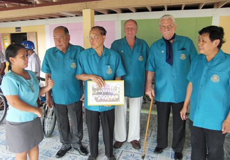 A school teacher (left) thanks Rotarians for their generous donation. (2nd l-r) Praphand Thinnarong, PDG Jin Srikasikorn, VP Don Maclachlan, William Hurndell and PP Prasit Jariyapongsakul.