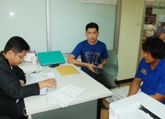 Samrid Chinnarach (center) reports to police that his employee Chonchit Lakornpol (right) had been steeling his tires.