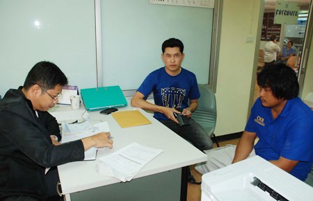 Samrid Chinnarach (center) reports to police that his employee Chonchit Lakornpol (right) had been steeling his tires.