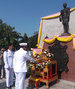 Banglamung District Chief Sakchai Taengho lays flower garlands on the King Rama V monument to commemorate the 103rd Chulalongkorn Day.