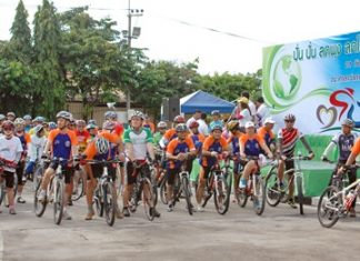 Participants prepare for the ride at the starting line in front of Pattaya City Hall.