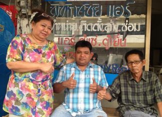 Yupharat Wilaipong (center) and his family were happy to see Ronan Bradley back in Thailand.