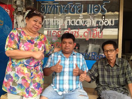Yupharat Wilaipong (center) and his family were happy to see Ronan Bradley back in Thailand.