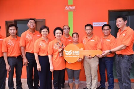 Arnporn Nobnom is given the key to her newly refurbished house.