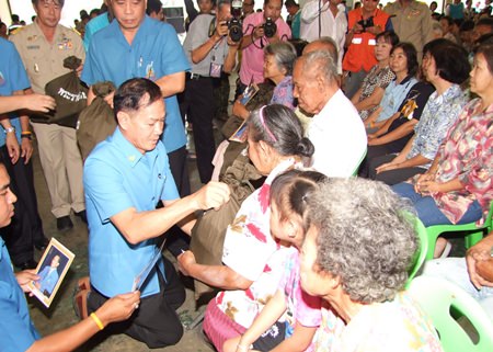 Rajaprajanugroh Foundation President Kong-ek Wilas Rujiwattanpong and Secretary Prasong Phitunkijja present relief supplies to flood victims from two Chonburi districts.