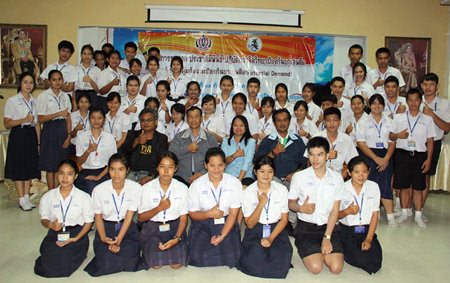Rayong and the National Command Center for Drugs are recruiting area students to use social media in the battle against drugs use.