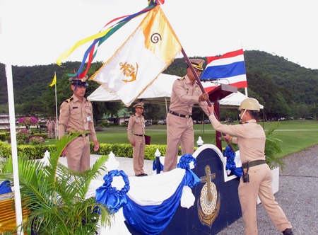 Chief of Staff Capt. Ekachai Sukwanno presents an honor flag to one of the outstanding instructors of the new recruits.