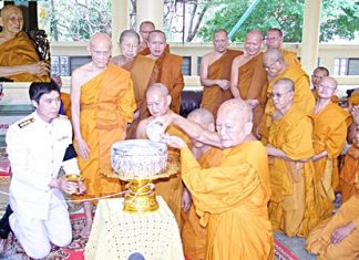 Phra Thep Suttajan, head of the province’s monk committee and abbot of Khao Bangsrai Temple, begins the water-ablution ceremony for Supreme Patriarch Somdej Phra Nyanasamvara (inset), who headed Thailand’s order of Buddhist monks for more than two decades. The Supreme Patriarch died of a blood infection Oct. 24 at Chulalongkorn Memorial Hospital in Bangkok, at age 100.