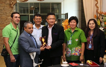 Deputy Mayor Wutisak Rermkitkarn (center) presents Tulgay Hasar with a ceremonial key to Pattaya City.