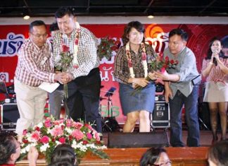 Lt. Gen. Kawee Suphanant and his wife are presented flowers to welcome them to Pattaya.
