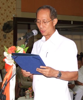 Gov. Khomsan Ekachai leads ceremonies to mark the 100th birthday of Thailand’s Supreme Patriarch.
