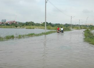 More rain, more flooding in the Soi Wat Boon neighborhood.
