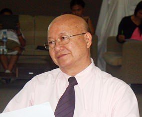 Deputy Mayor Wattana Chantanawaranon and his committee announce 100,000 baht in prizes is up for grabs to creators of the most beautiful and creative flower arrangements in the city’s annual Loy Krathong contest Nov. 17.