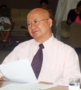 Deputy Mayor Wattana Chantanawaranon and his committee announce 100,000 baht in prizes is up for grabs to creators of the most beautiful and creative flower arrangements in the city’s annual Loy Krathong contest Nov. 17.