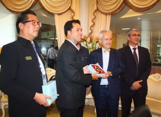 (L to R) Pumephiphat Kamolnart, secretary of the mayor, and Mayor Itthiphol Kunplome present a gift to French Ambassador Thierry Viteau and Consul Pierre Blondel.