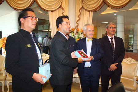 (L to R) Pumephiphat Kamolnart, secretary of the mayor, and Mayor Itthiphol Kunplome present a gift to French Ambassador Thierry Viteau and Consul Pierre Blondel.