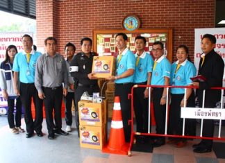Mayor Itthiphol Kunplome (5th right) and Pakorn Sukhonthachat (4th right) present new equipment to traffic police inspector, Maj. Sanchai Thinwongdang.
