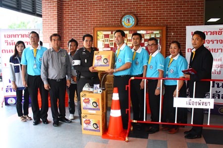 Mayor Itthiphol Kunplome (5th right) and Pakorn Sukhonthachat (4th right) present new equipment to traffic police inspector, Maj. Sanchai Thinwongdang.