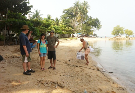 Paul Rogers (wearing hat) from the Rotary Club Eastern Seaboard instructing visiting volunteers from Argentina, Leandro Jesús Bazán and Anita Laurita (center).