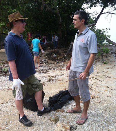 Paul Rogers (with hat) talking to Lecturer Wayne Phillips from Mahidol University in Bangkok regarding their survey of the beach.