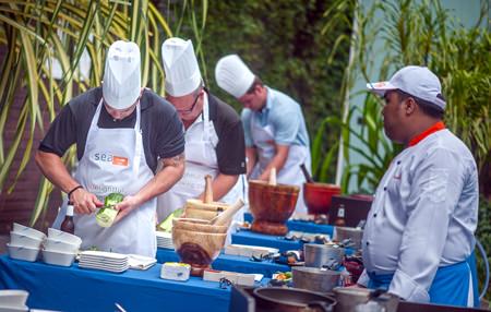 Learning how to cook Thai food has never been this much fun.