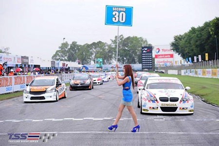 Cars line up on the grid for one of the few dry run races of the weekend.