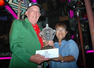 This year’s TQ Masters champion, Richard Manthorne (left), receives the Division A trophy from Mamasan Ead.