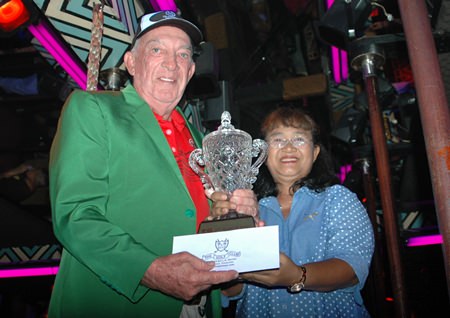 This year’s TQ Masters champion, Richard Manthorne (left), receives the Division A trophy from Mamasan Ead.