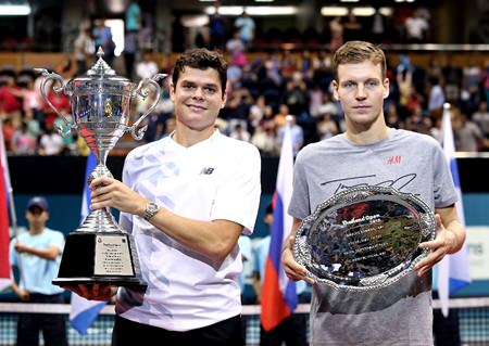 Milos Raonic (left) hoists the champion’s trophy after defeating Tomas Berdych (right) in the final of the Thailand Open 2013 in Bangkok, Sunday, Sept. 29.