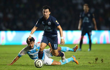 Buriram United’s Jirawat Makarom (13) evades a challenge from Pattaya United’s Kriangkhai Pimrat (17) during their Thai Premier League fixture at the New I-Mobile Stadium in Buriram, Sunday, Oct. 20. (Photo courtesy Buriram United F.C.)