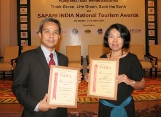 Runjuan Tongrut, Director of the Tourism Authority of Thailand (TAT) New Delhi office, and TAT’s golf ambassador Gaganjeet Bhullar with the two awards.