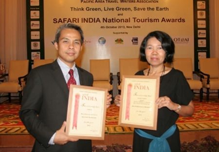 Runjuan Tongrut, Director of the Tourism Authority of Thailand (TAT) New Delhi office, and TAT’s golf ambassador Gaganjeet Bhullar with the two awards.