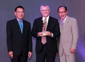 Qantas Manager for Thailand and Vietnam Bob Everest (centre), accepting Qantas award for ‘Best Pacific Airline’ from Thailand Convention & Exhibition Bureau (Public Organisation) President Nopparat Maythaveekulchai (left) and TTG Asia Media Publisher Michael Chow (right) at the 24th Annual Travel Trade Gazette (TTG) Travel Awards ceremony held in Bangkok at Centara Grand & Bangkok Convention Centre at CentralWorld.