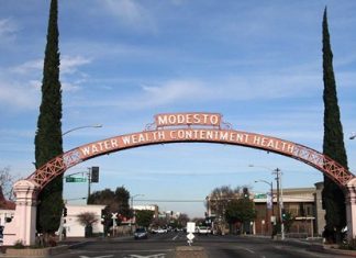 The Modesto Arch (Photo: Carl Skaggs)